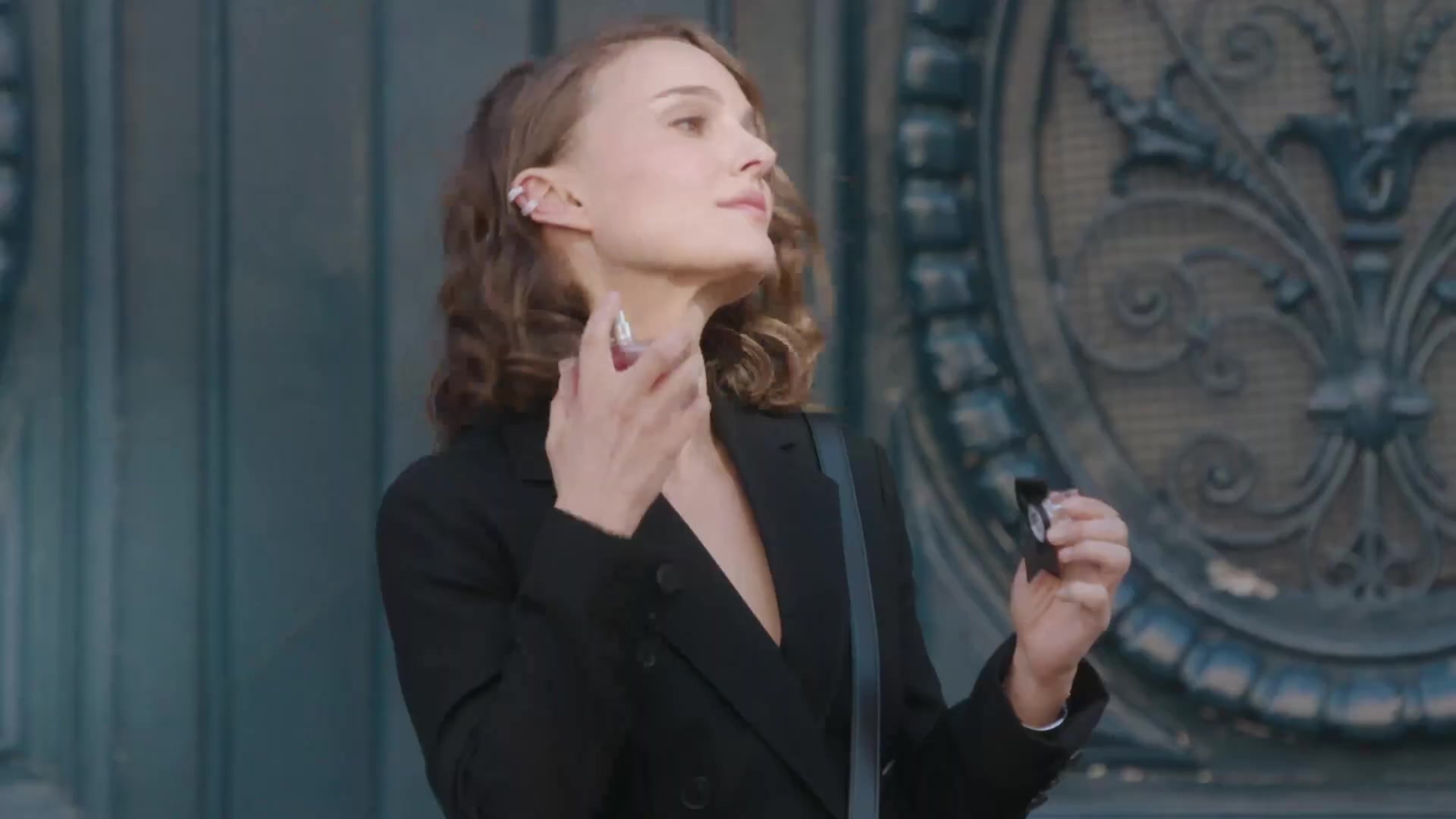Miss_Dior_-_A_Miss_in_Paris_Episode_1-00_00_04_080.jpeg