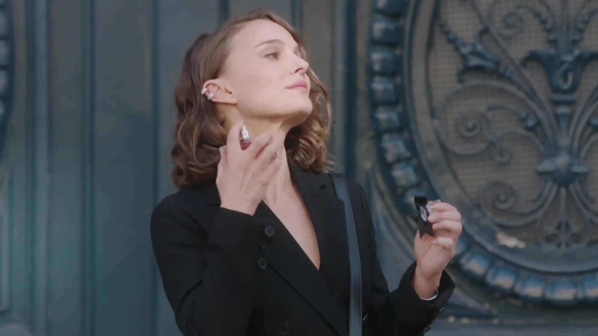 Miss_Dior_-_A_Miss_in_Paris_Episode_1-00_00_04_320.jpeg