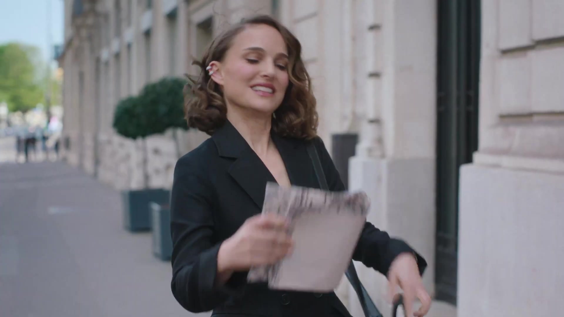 Miss_Dior_-_A_Miss_in_Paris_Episode_1-00_00_26_960.jpeg