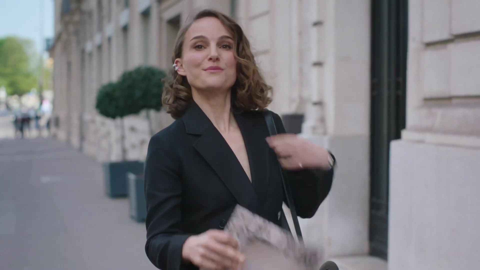 Miss_Dior_-_A_Miss_in_Paris_Episode_1-00_00_27_120.jpeg