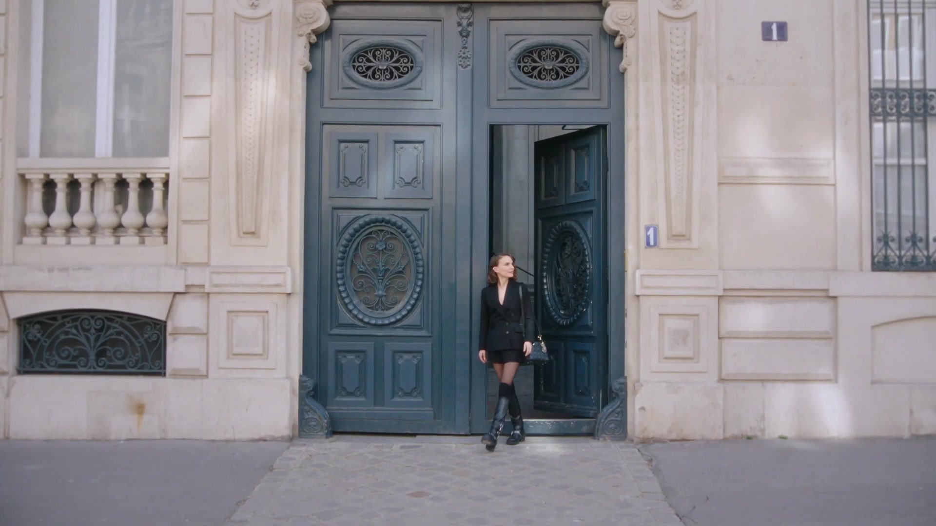 Miss_Dior_-_A_Miss_in_Paris_Episode_1-00_00_03_400.jpeg