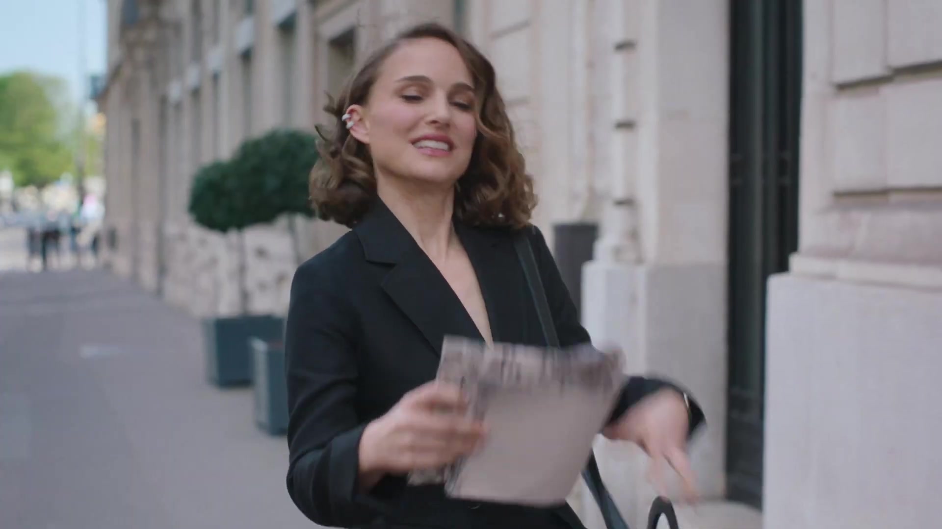 Miss_Dior_-_A_Miss_in_Paris_Episode_1-00_00_27_000.jpeg