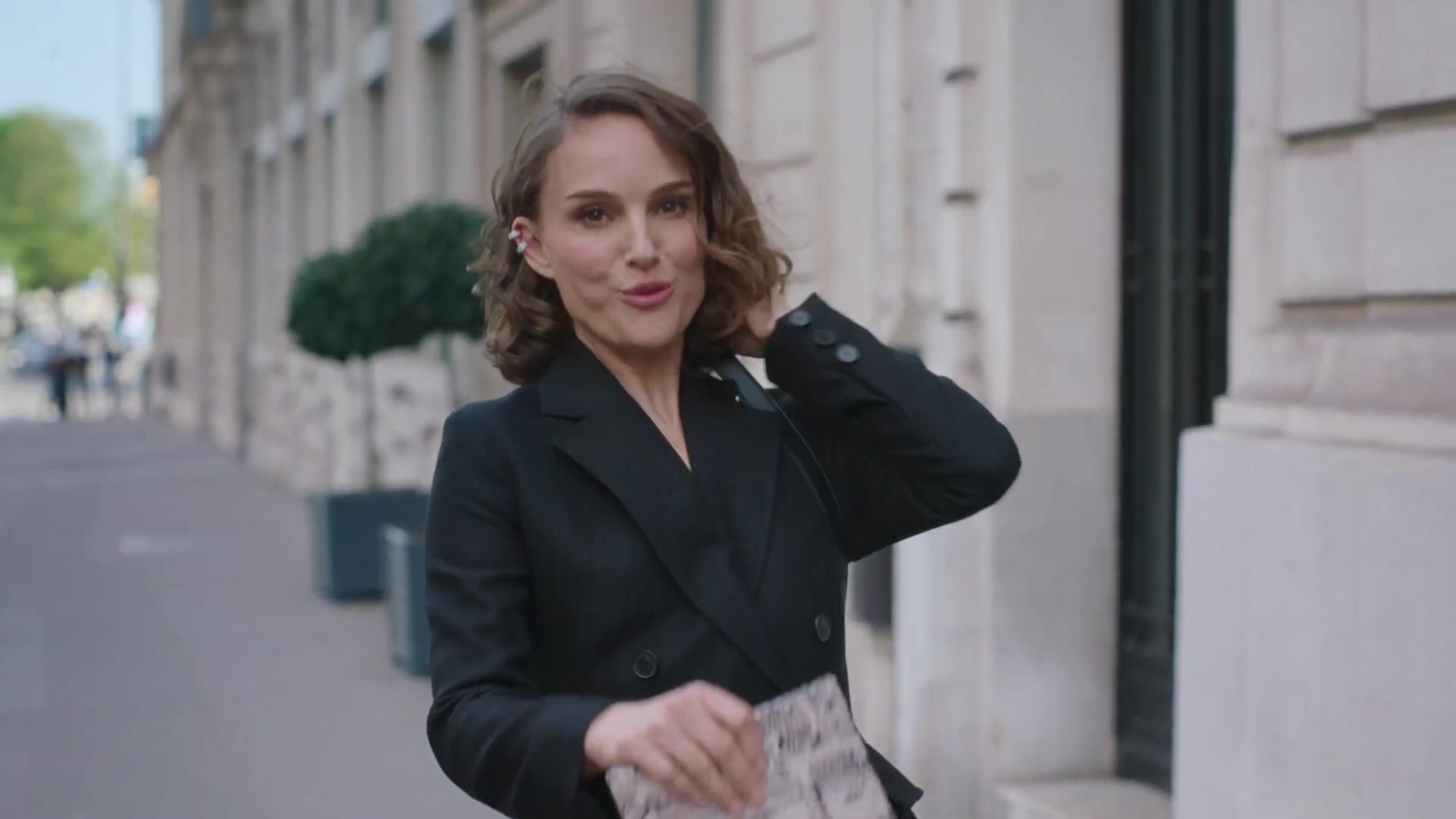 Miss_Dior_-_A_Miss_in_Paris_Episode_1-00_00_27_600.jpeg Miss_Dior_-_A_Miss_in_Paris_Episode_1-00_00_27_600.jpeg
