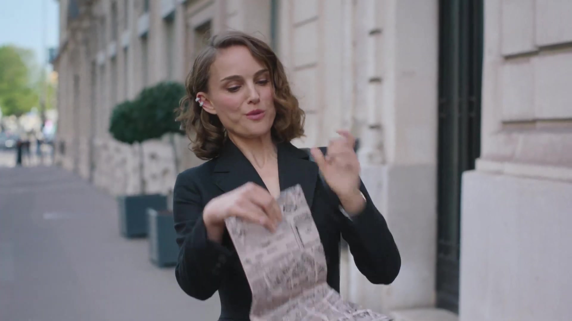 Miss_Dior_-_A_Miss_in_Paris_Episode_1-00_00_28_000.jpeg