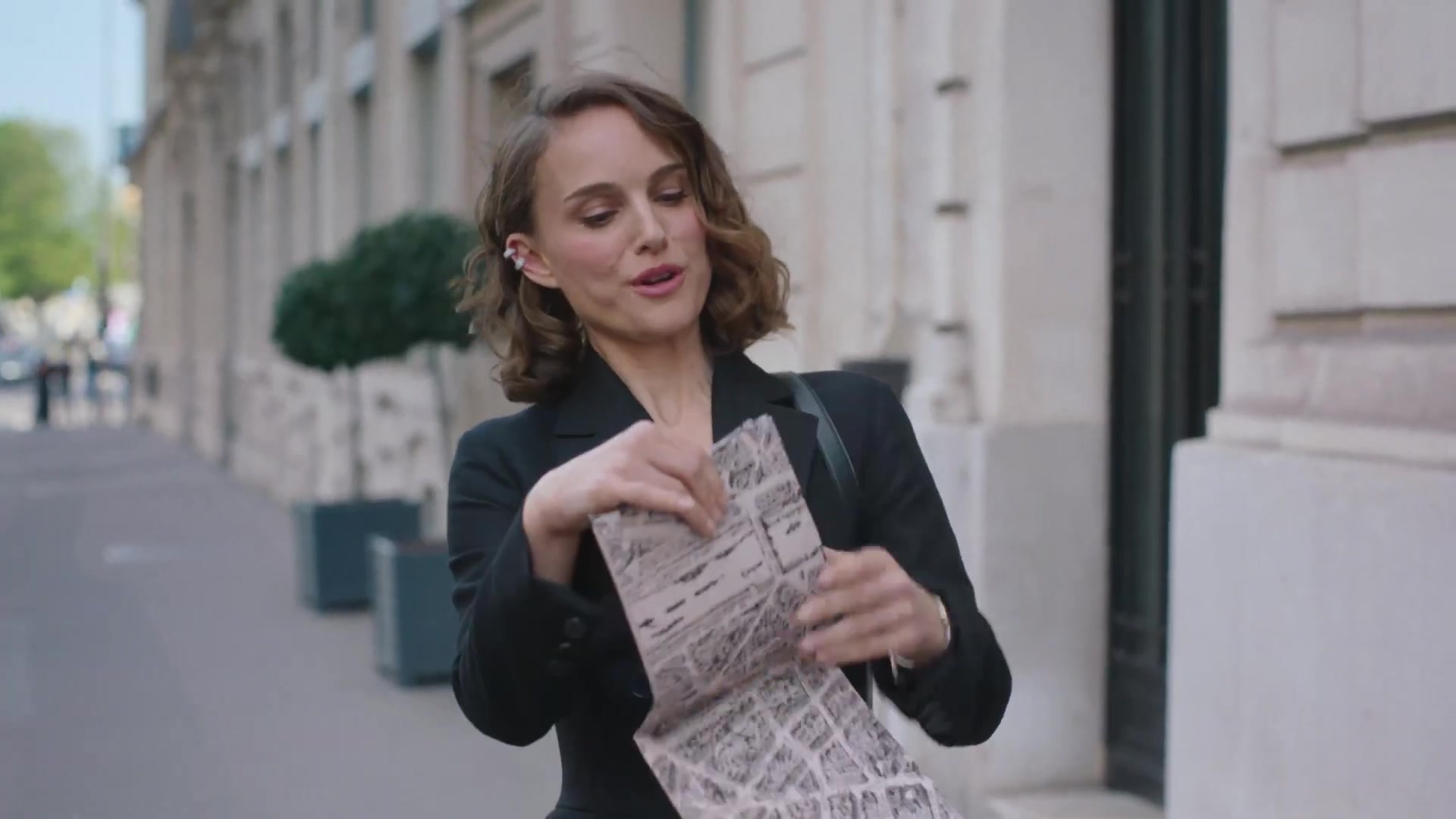 Miss_Dior_-_A_Miss_in_Paris_Episode_1-00_00_28_160.jpeg