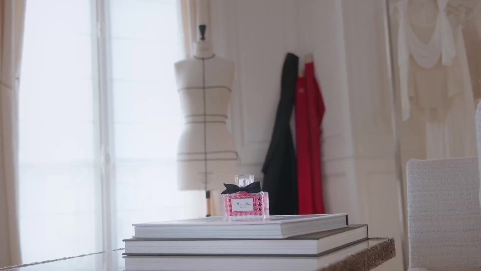 Miss_Dior_-_A_Miss_in_Paris_Episode_5-00_00_01_080.jpeg